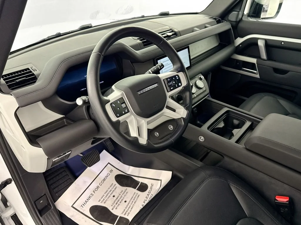 Used 2024 White Land Rover X-Dynamic SE image 9