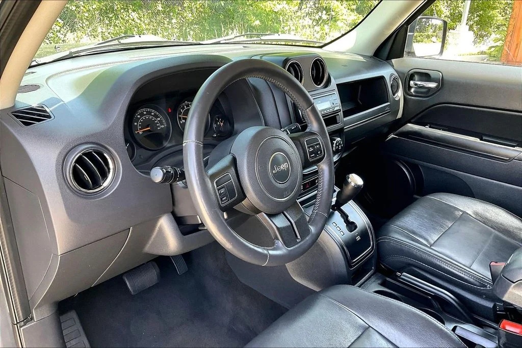 Used 2015 Gray Jeep Latitude image 10