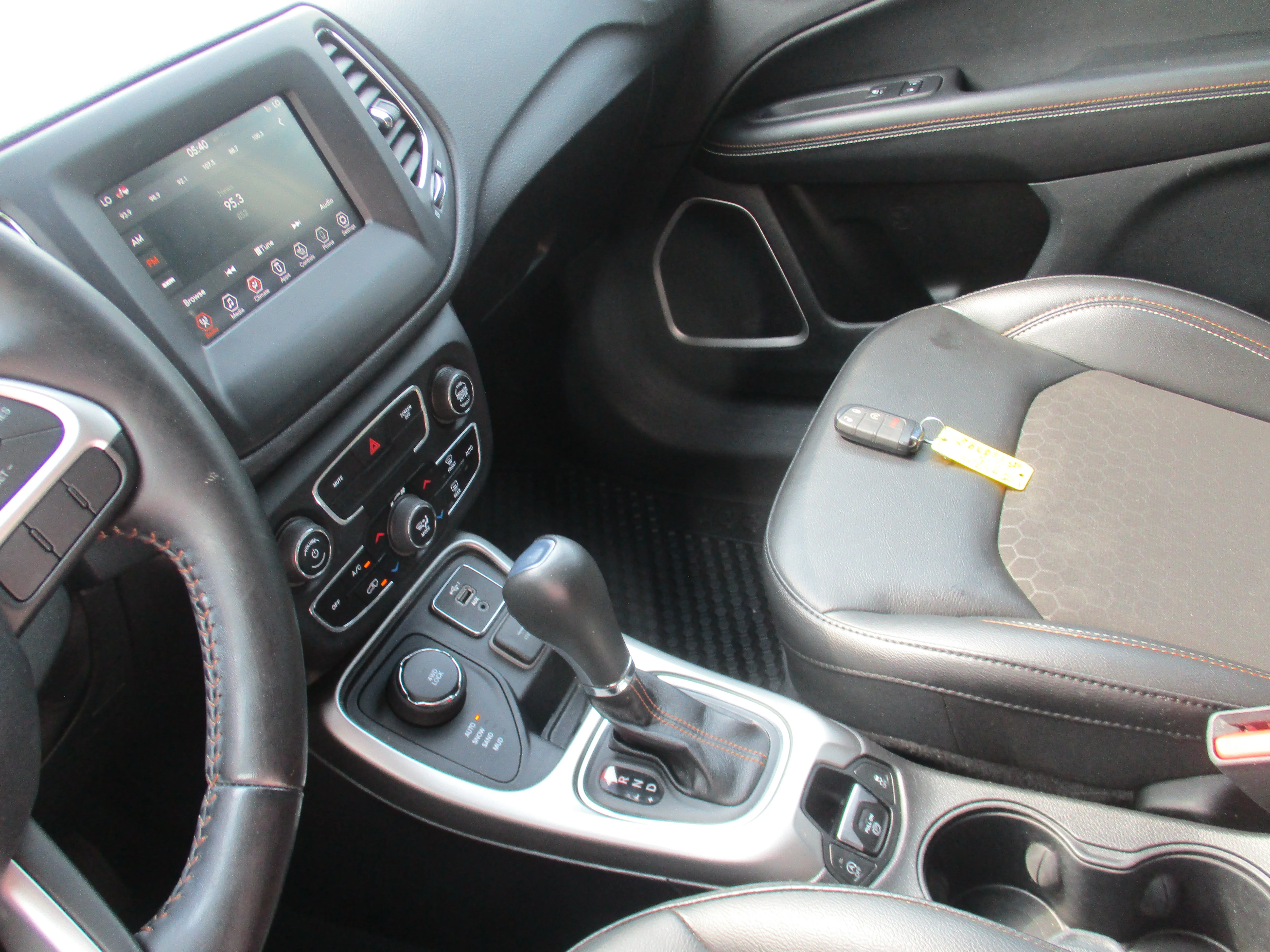 Used 2020 White Clearcoat Jeep Latitude image 30