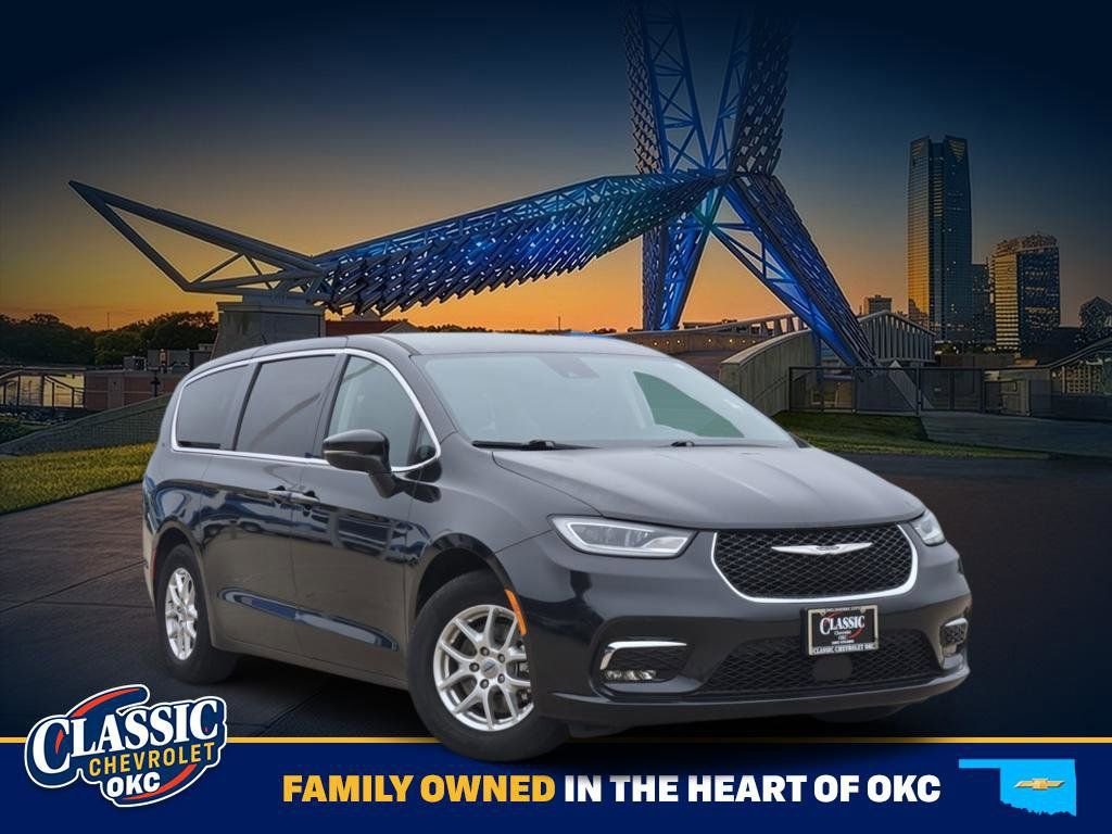 2023 Chrysler Pacifica Touring L's photo