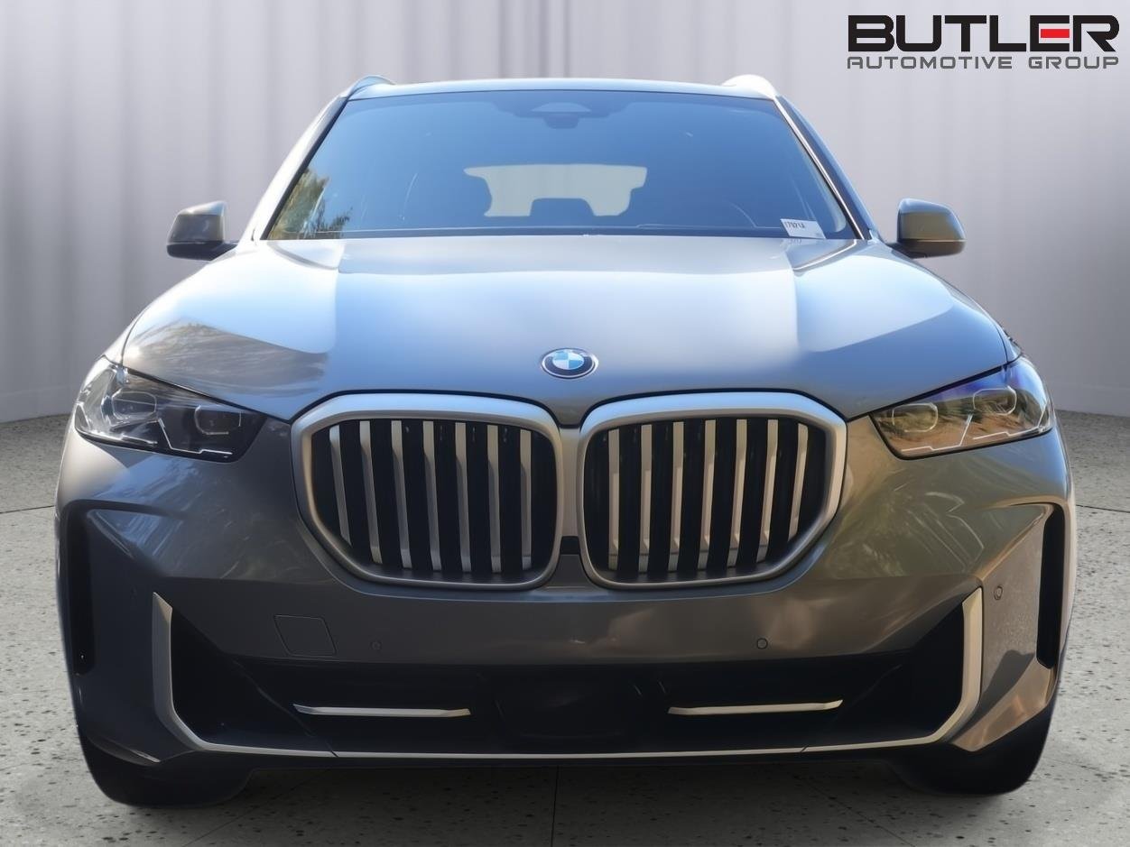 Used 2026 Skyscraper Grey Metallic BMW sDrive40i image 2