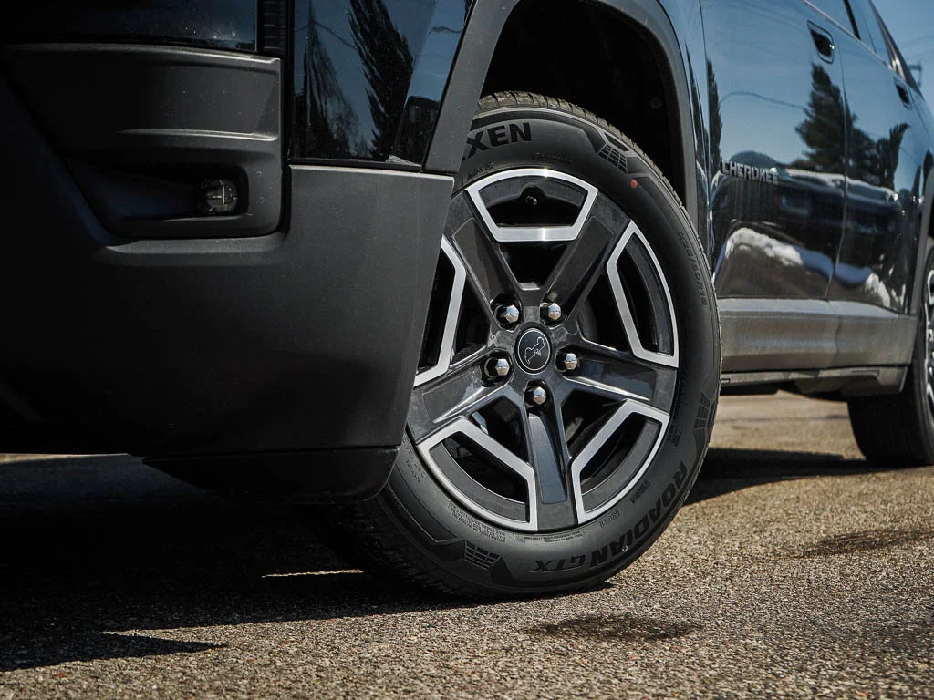 New 2026 Diamond Black Crystal Pearlcoat Jeep Laredo image 5