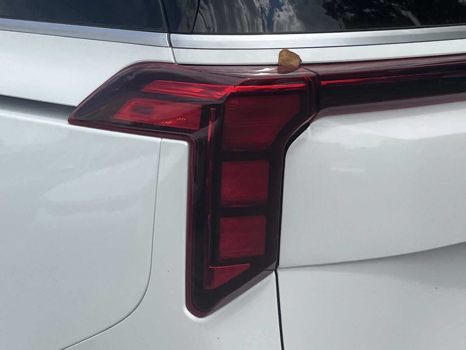 New 2026 Snow White Pearl Kia LXS image 36