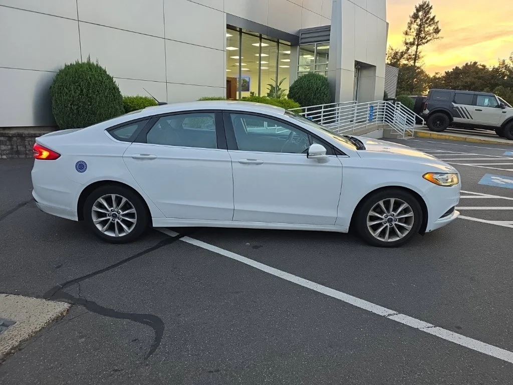 Used 2017 White Platinum Clearcoat Metallic Ford SE image 2