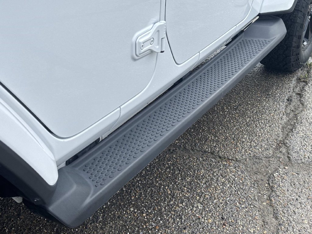 Used 2023 White Jeep Altitude image 15
