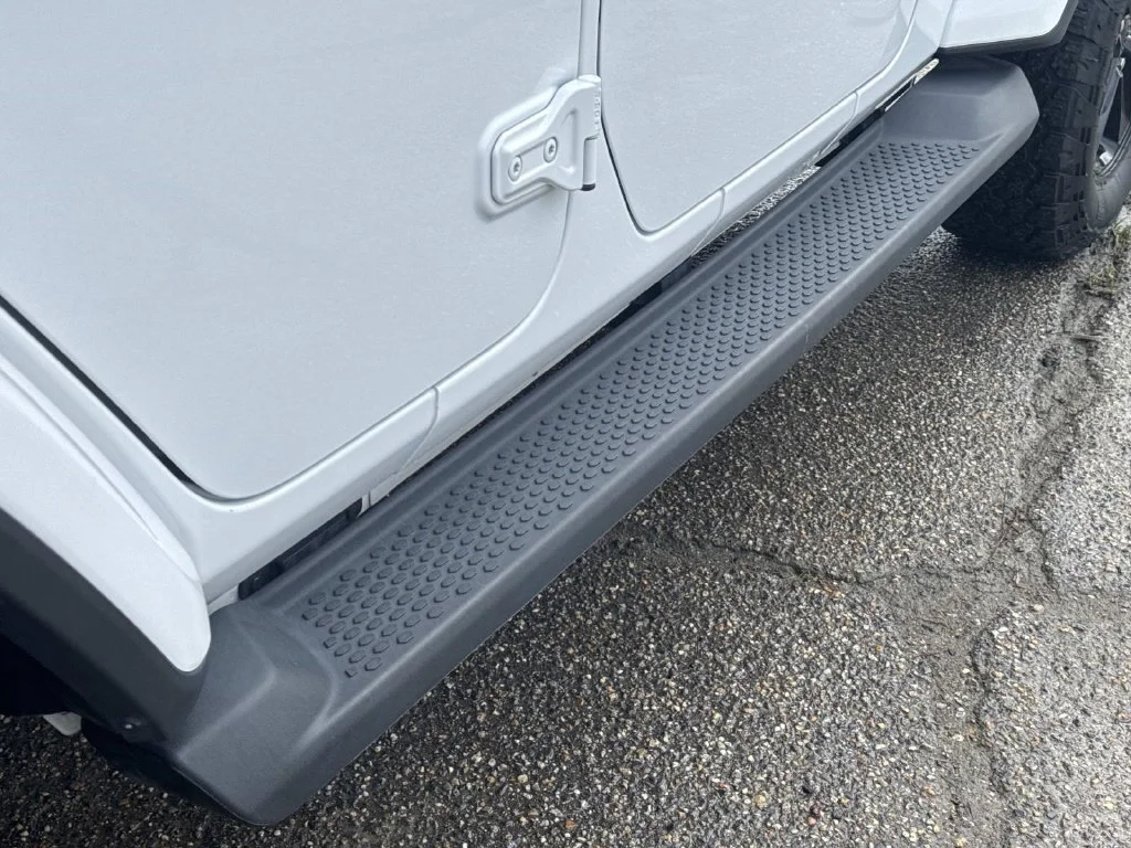 Used 2023 White Jeep Altitude image 15