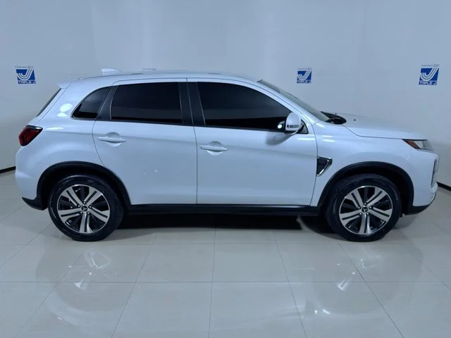 Used 2023 White Mitsubishi SE image 9