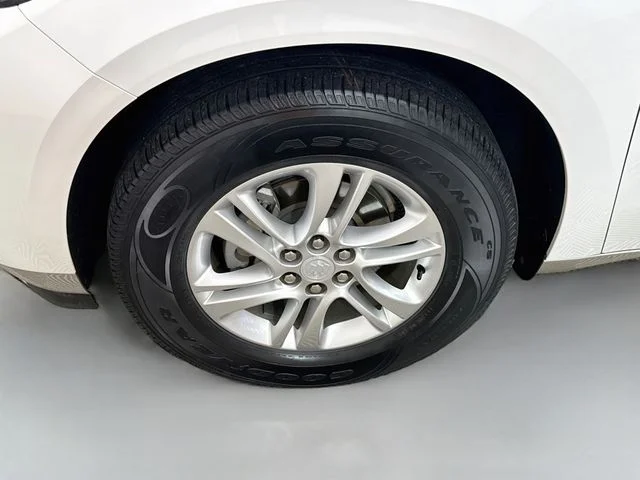 Certified Used 2018 White Frost Tri-Coat Buick Essence image 31