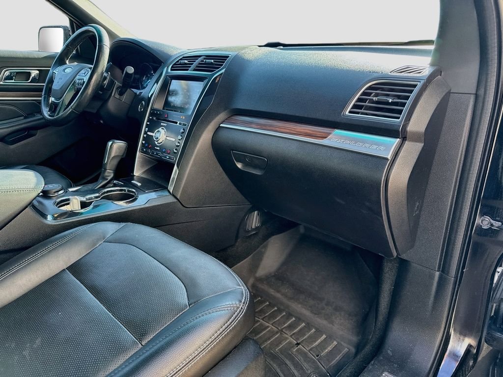 Used 2016  Ford Limited image 34