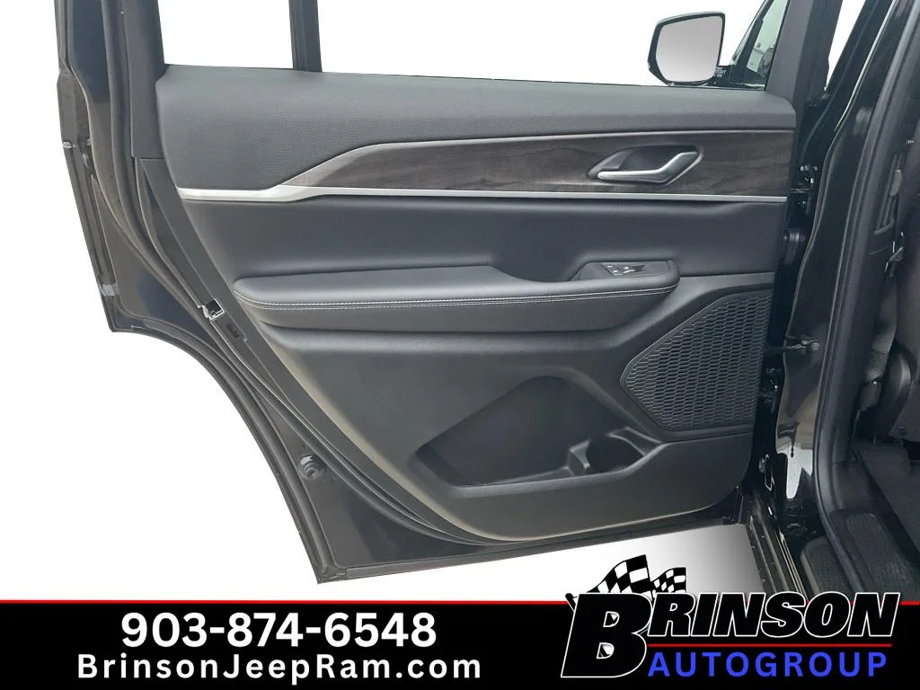 New 2026 Diamond Black Crystal Pearl-Coat Exterior Paint Jeep Laredo Altitude image 6