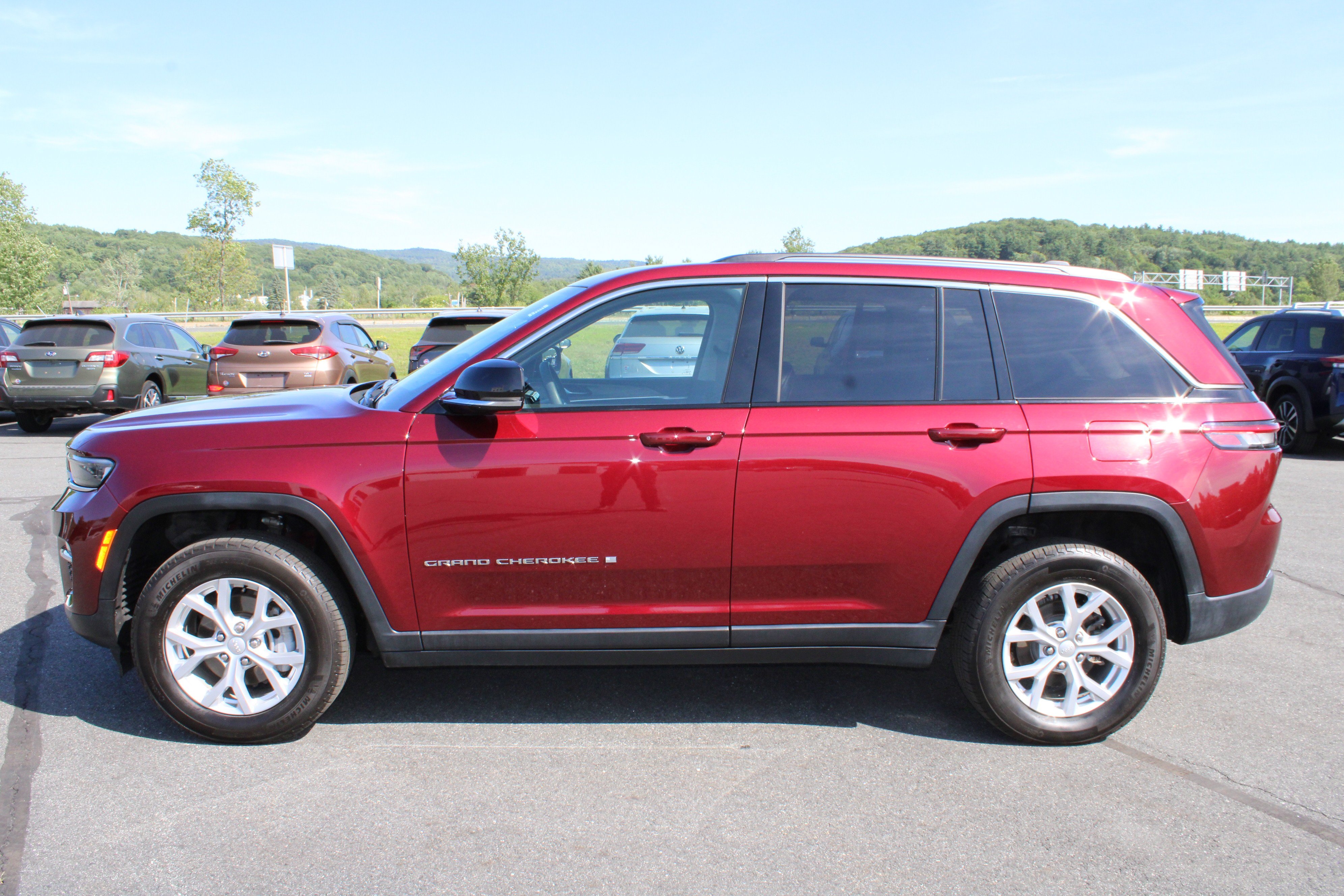 Used 2023 Velvet Red Pearlcoat Jeep Limited image 12