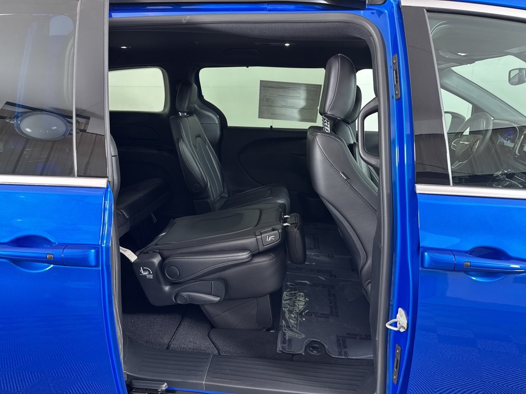 New 2026 Hydro Blue Pearl-Coat Exterior Paint Chrysler Select image 14