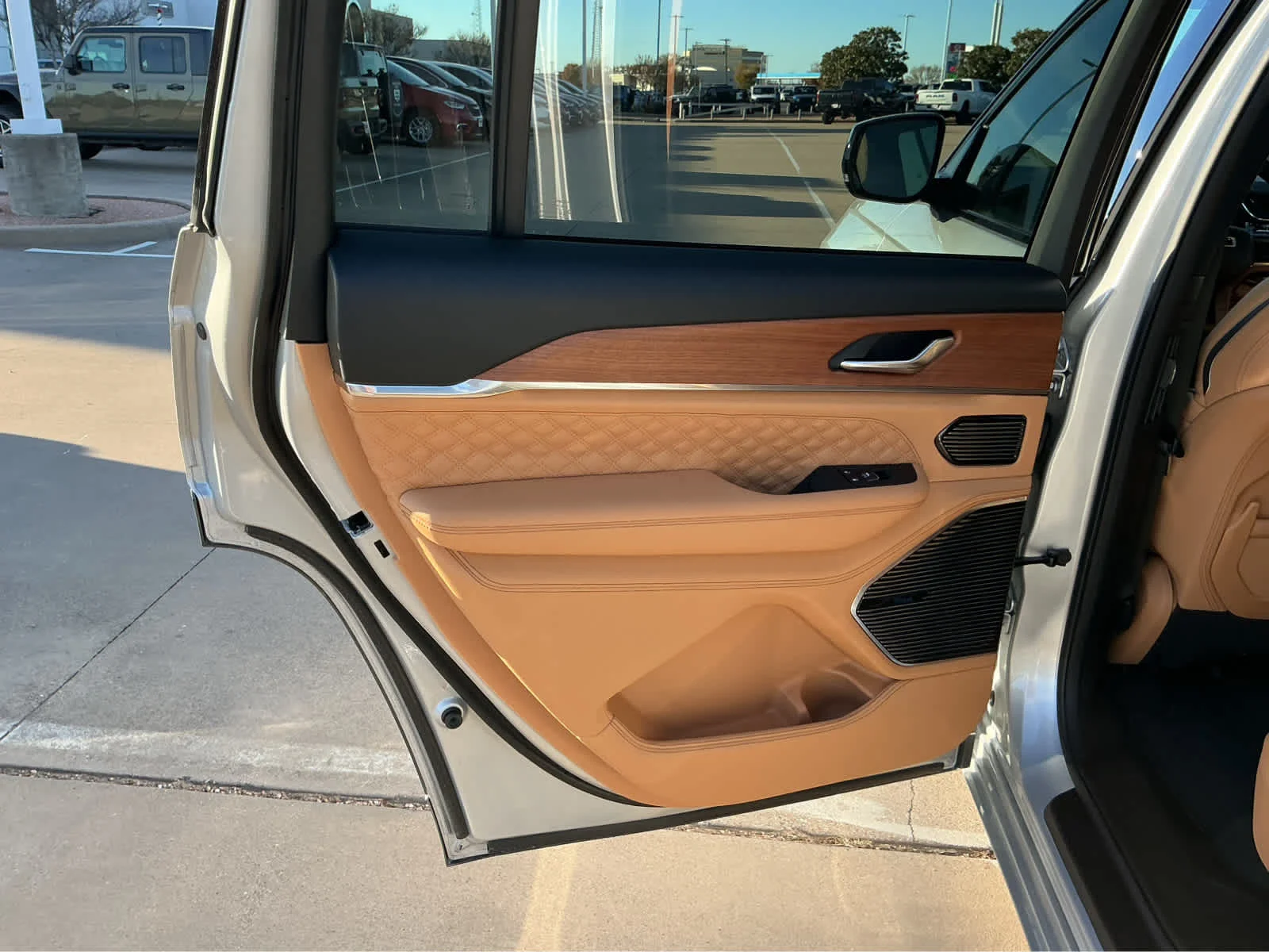 New 2025 Silver Zynith Exterior Paint Jeep Summit Reserve image 17