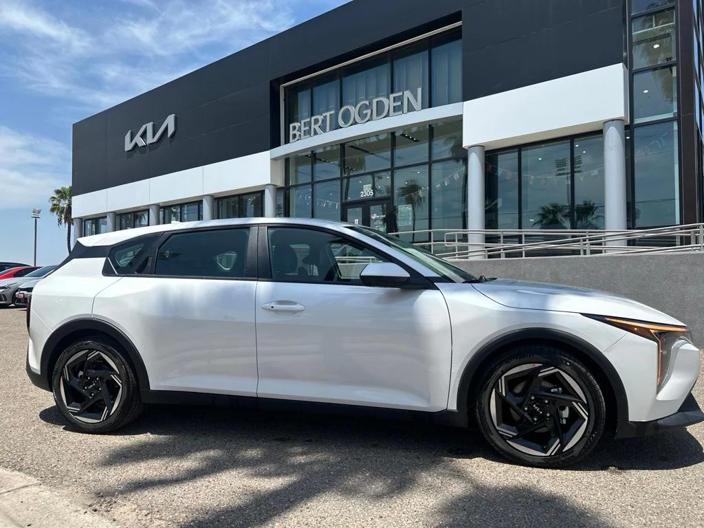 New 2026 White Kia EX image 4