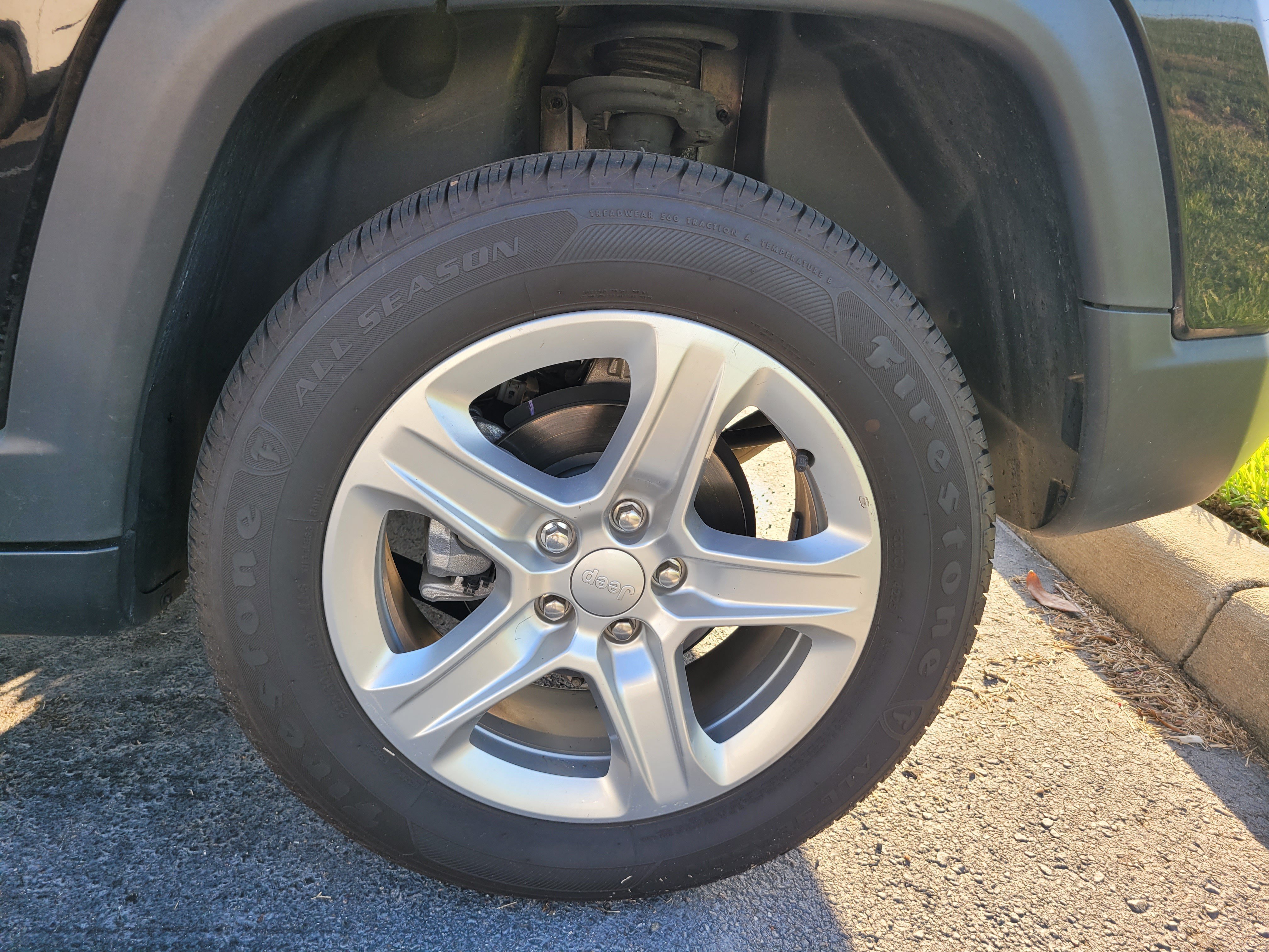 Used 2023 Diamond Black Crystal Pearlcoat Jeep Latitude image 7