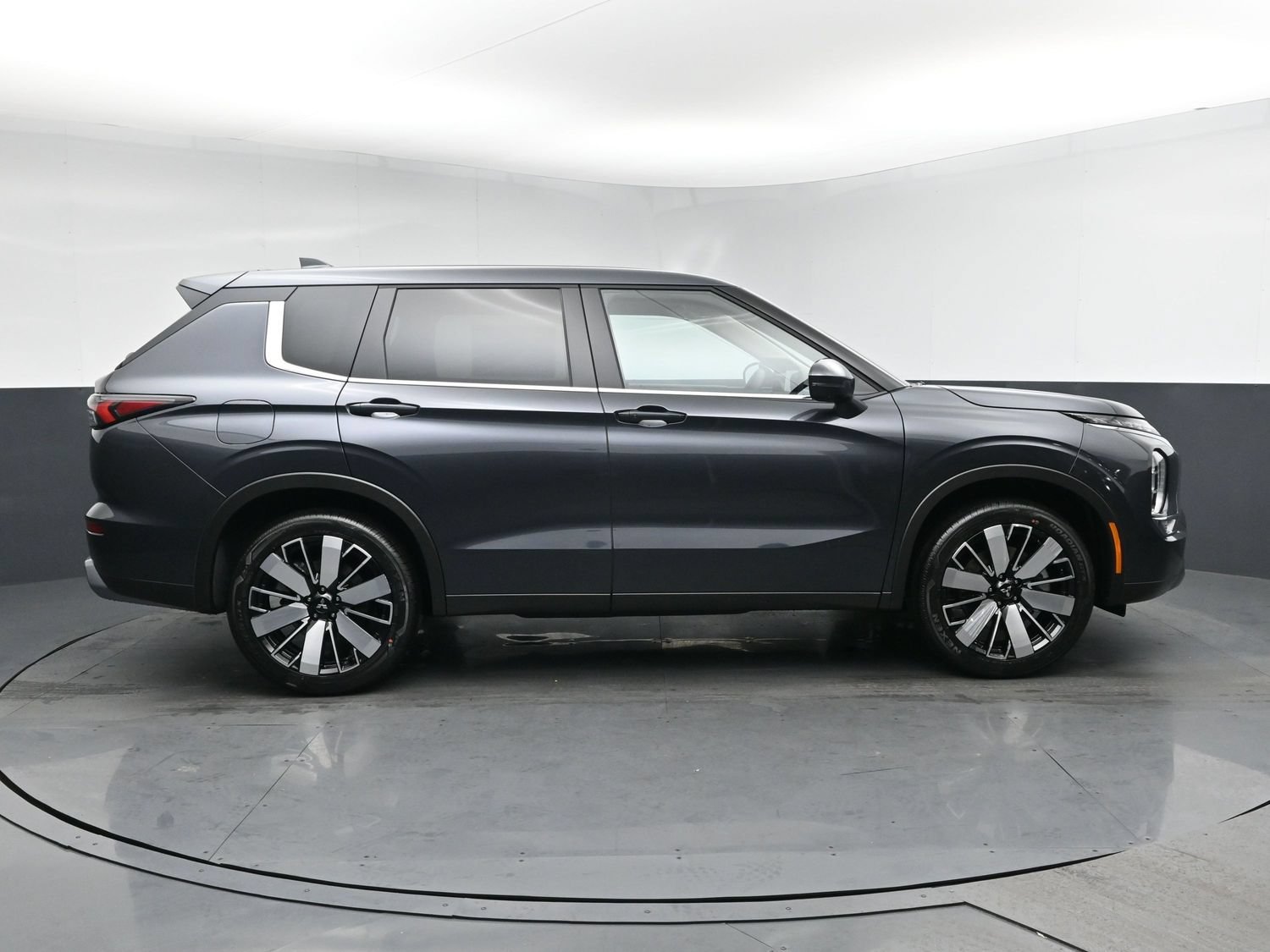 New 2026 Gray Mitsubishi SE 1.5T 2WD image 3