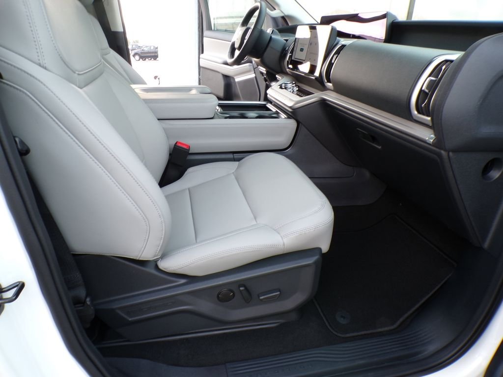 New 2026 Star White Metallic Tri-Coat Ford MAX Active image 31