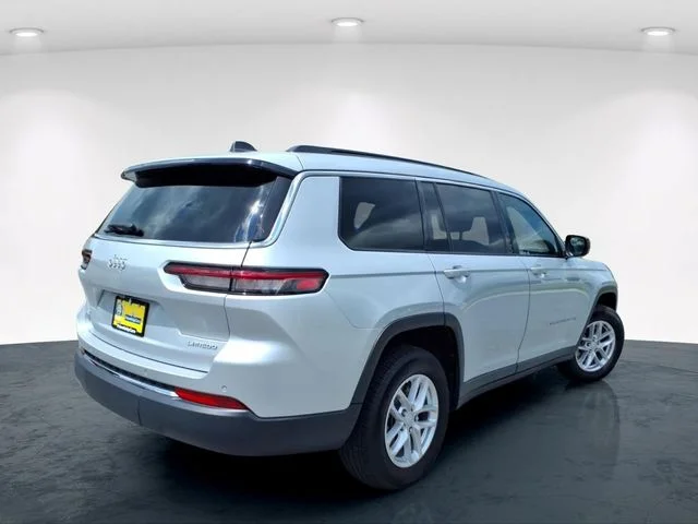 Used 2025 Silver Jeep Laredo image 8