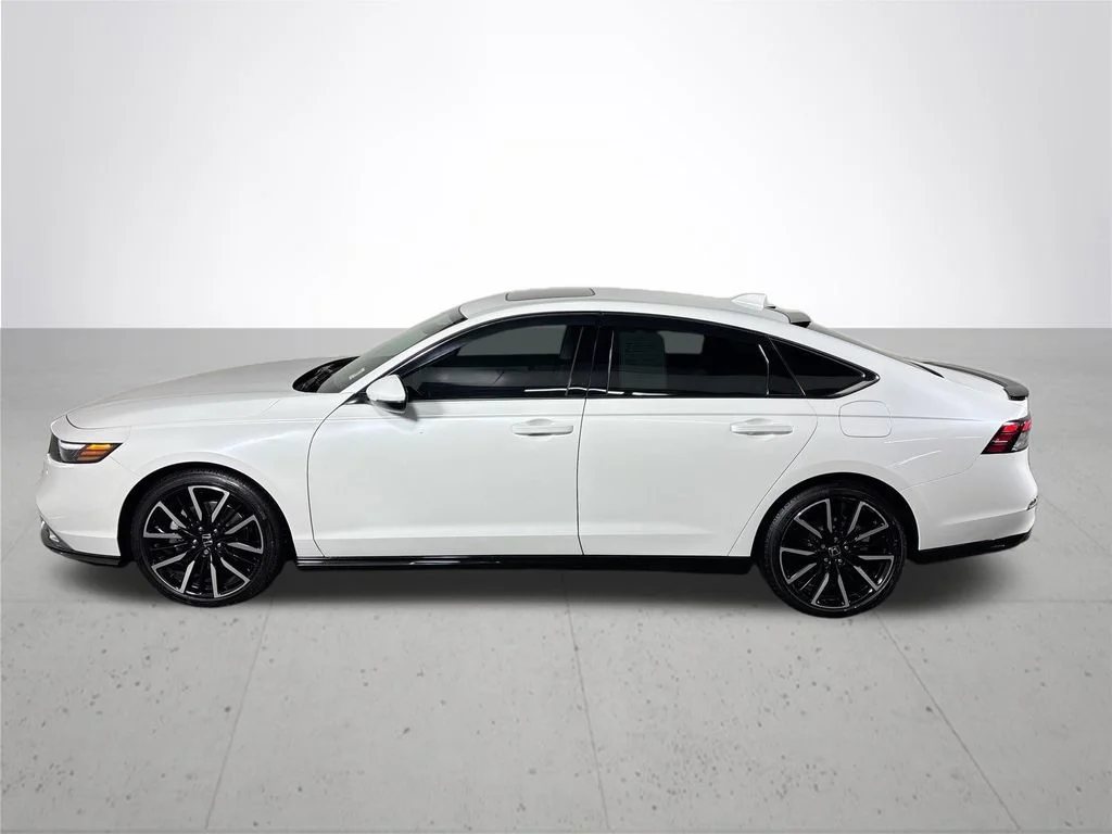 Used 2025 White Honda Touring image 9