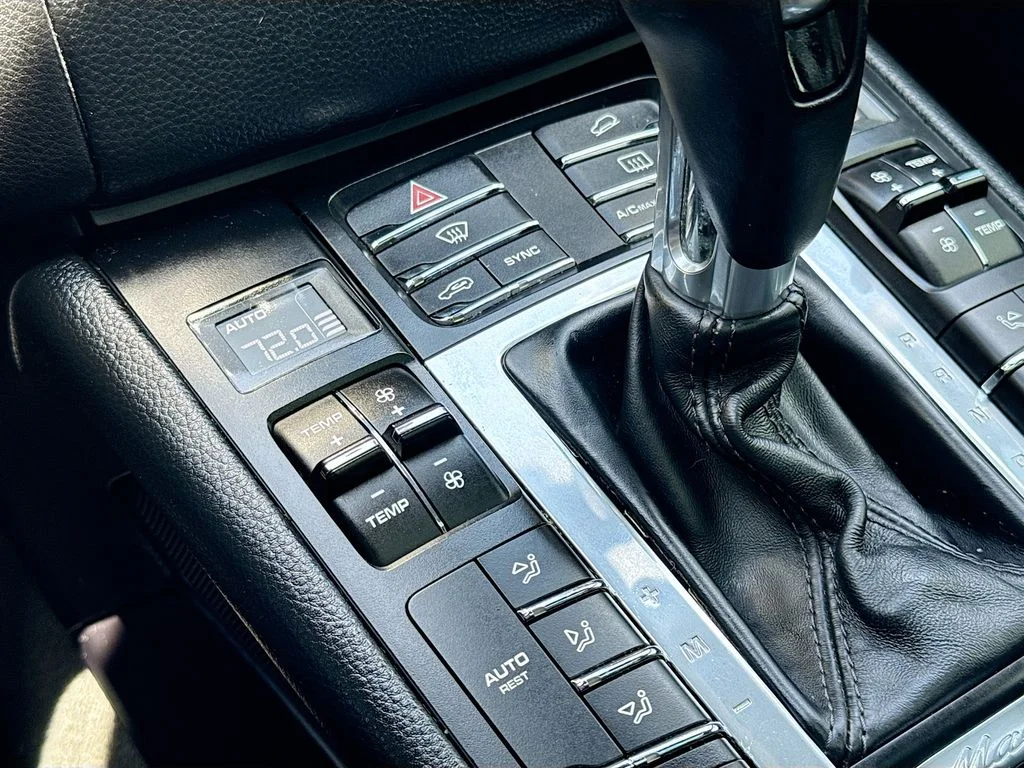 Used 2018  Porsche  image 16