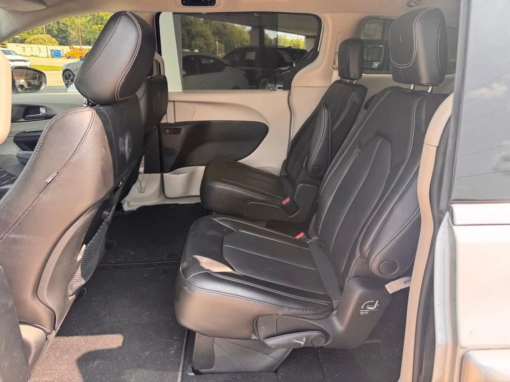 Used 2023 Silver Chrysler Touring L image 17