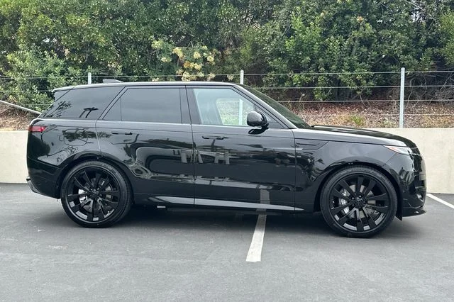 New 2026 Santorini Black Land Rover Dynamic SE image 6