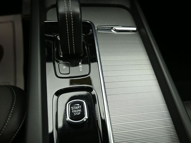 2022 VOLVO XC60 - Image 17