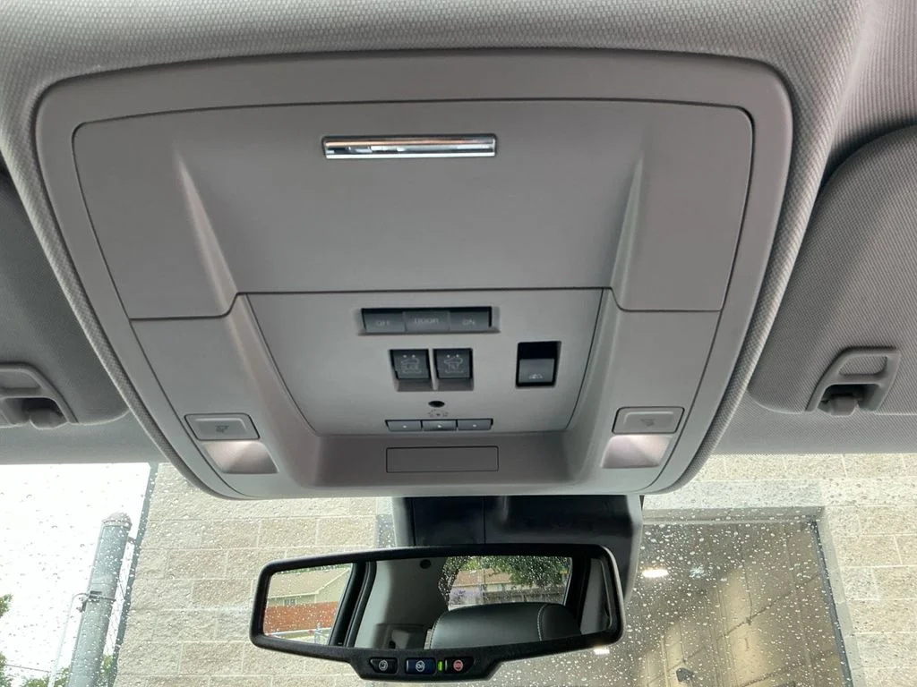 Used 2018 White GMC SLT image 30