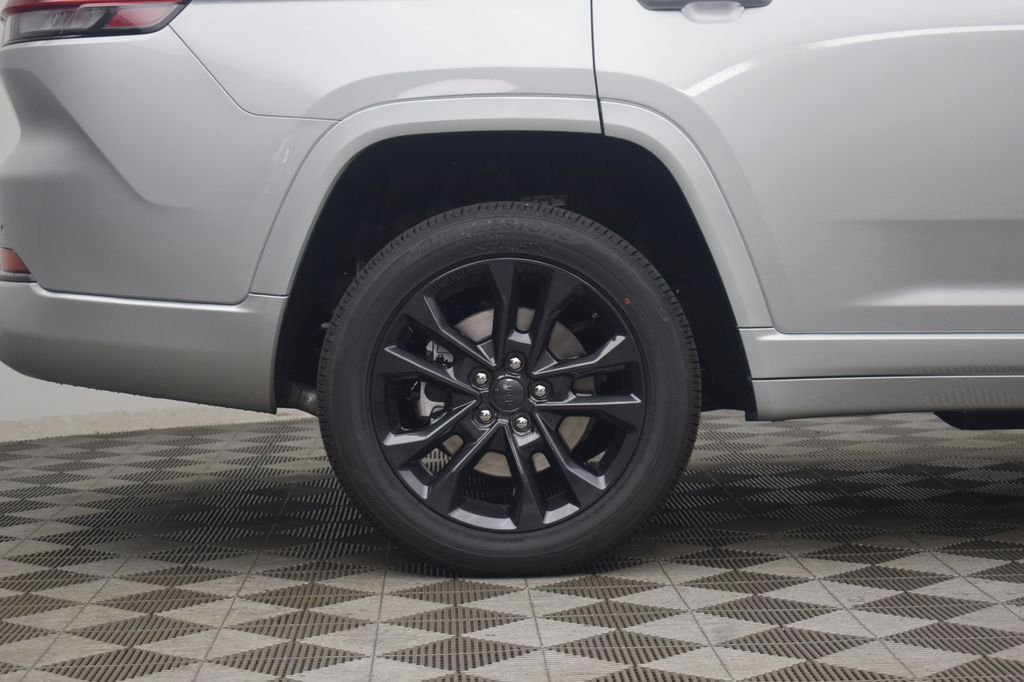 New 2026 Silver Zynith Exterior Paint Jeep Limited Reserve image 8