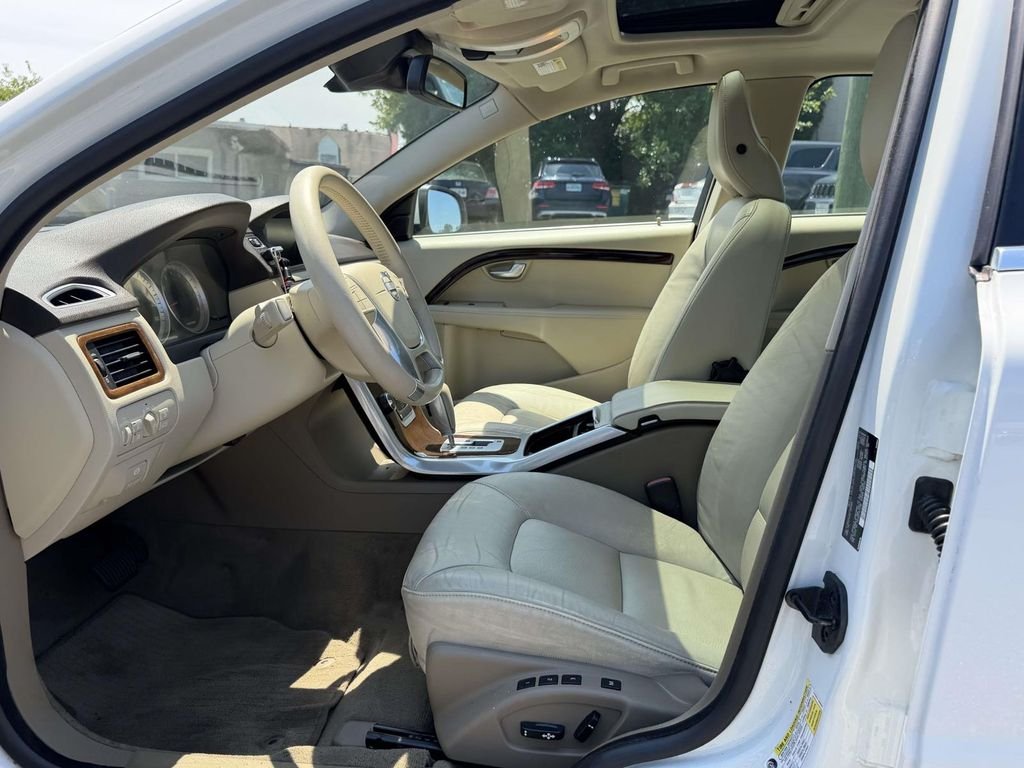 Used 2012 White Volvo 3.2 image 15
