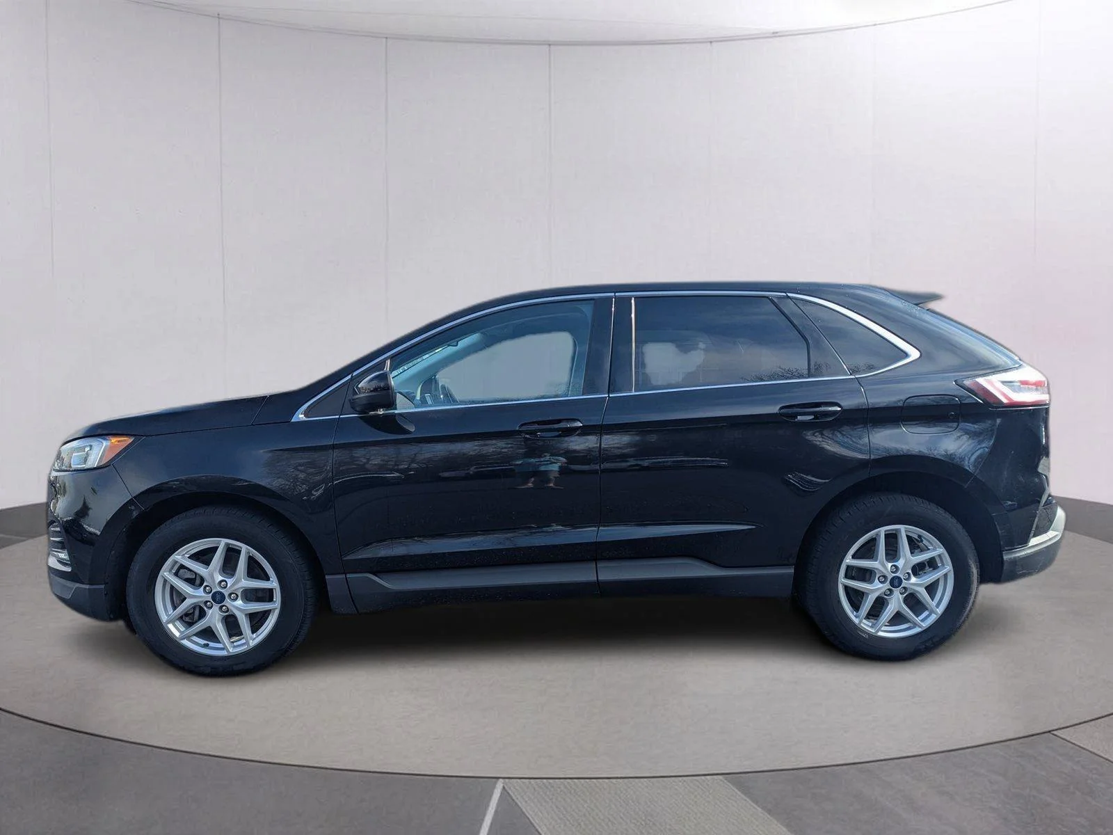 Used 2022 Agate Black Ford SEL image 2