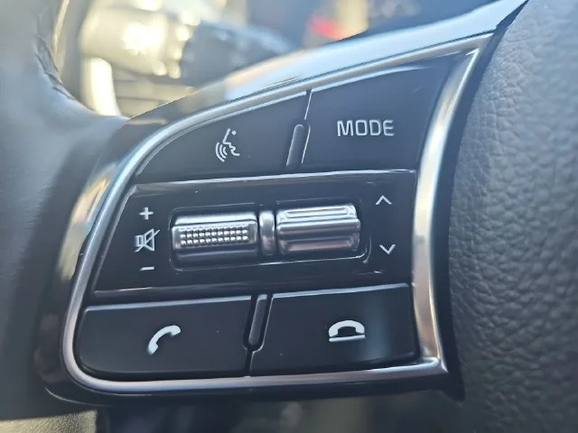 Used 2023 White Kia S image 17