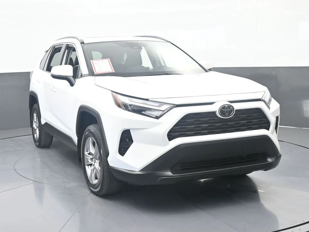Used 2025 Ice Toyota XLE image 8