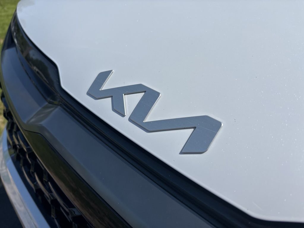Used 2023 White Kia X-Line image 9