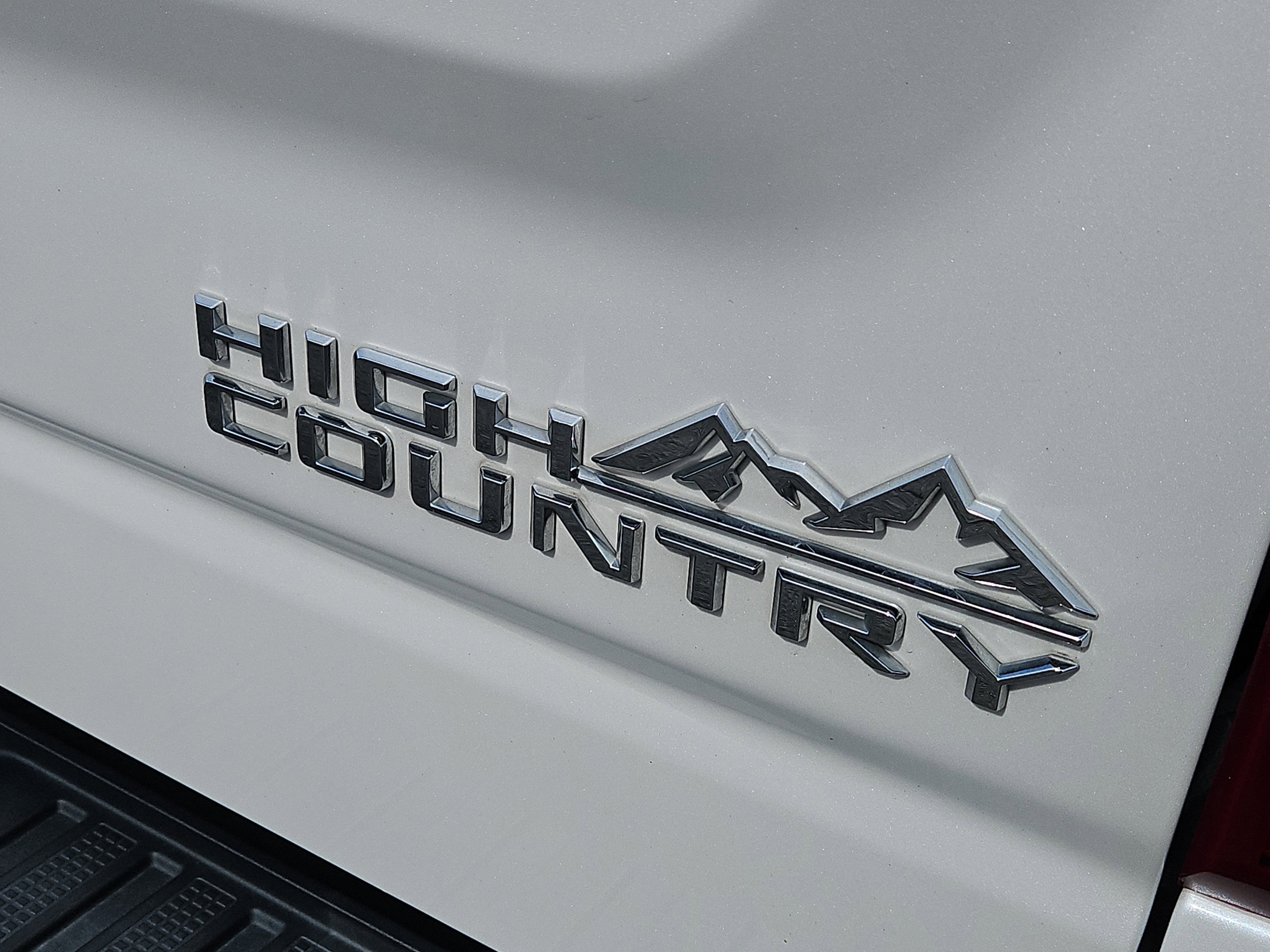 Used 2023 Iridescent Pearl Tricoat Chevrolet High Country image 8