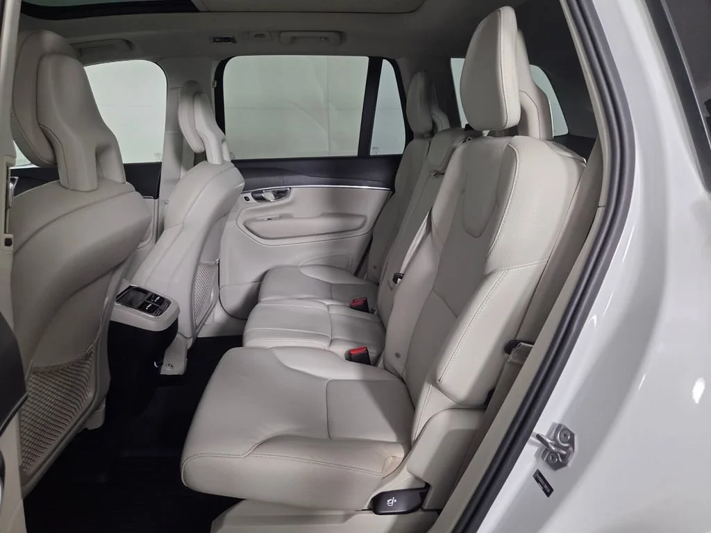 Used 2020 Crystal White Volvo Momentum image 25