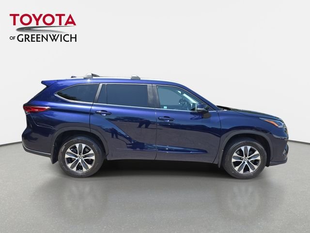 Used 2023  Toyota XLE image 2