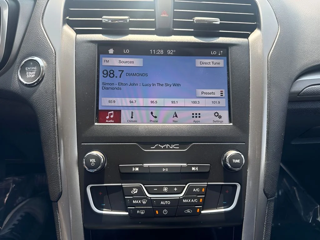 Used 2019 Blue Ford SE image 9