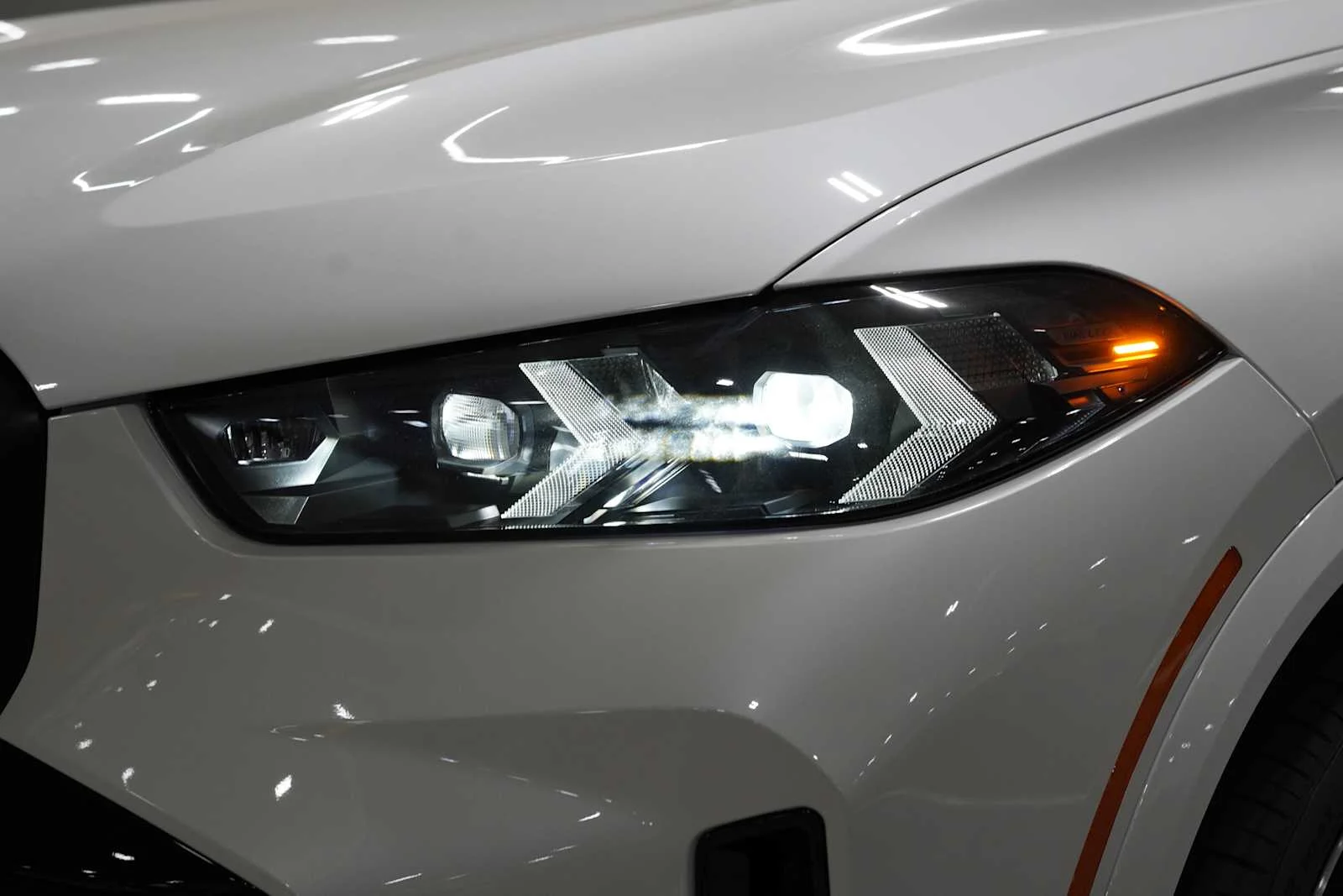 New 2026 Mineral White Metallic BMW xDrive40i image 5