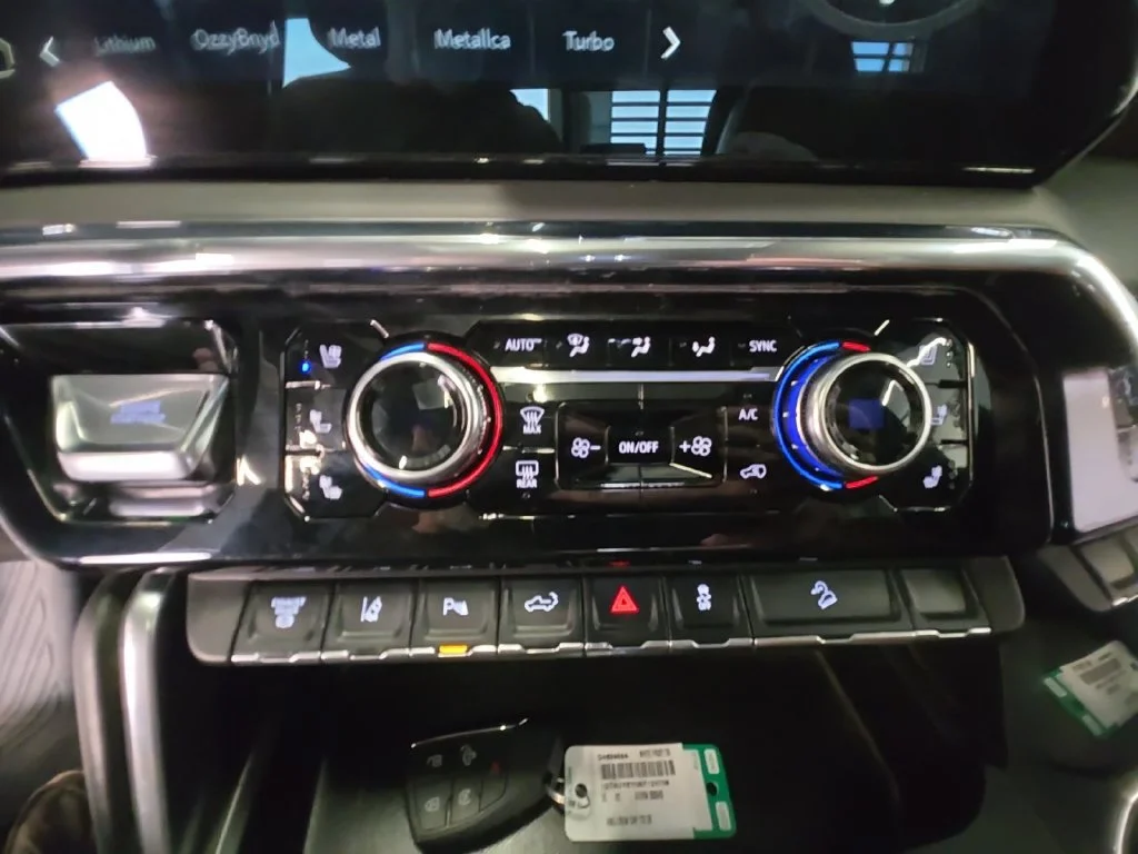 2025 GMC Sierra 3500HD Denali Ultimate - Photo 17