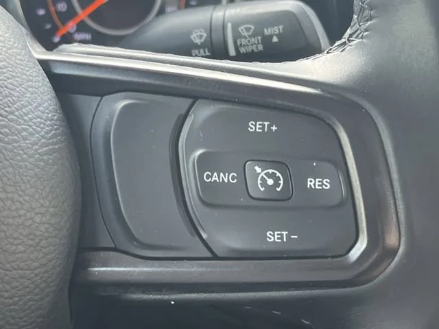 Used 2019  Jeep Sport S image 33