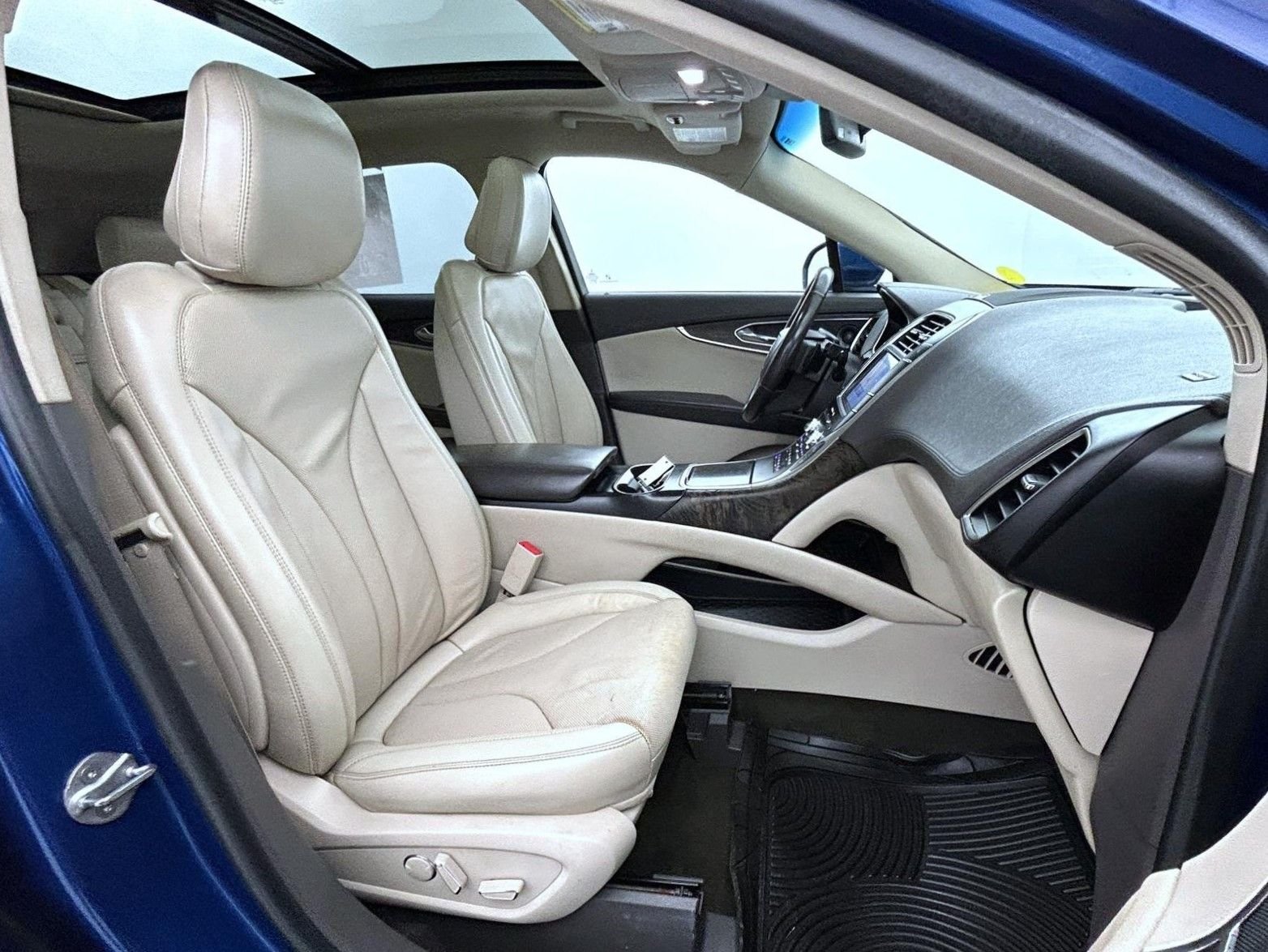 Used 2020 Blue Lincoln Reserve image 15