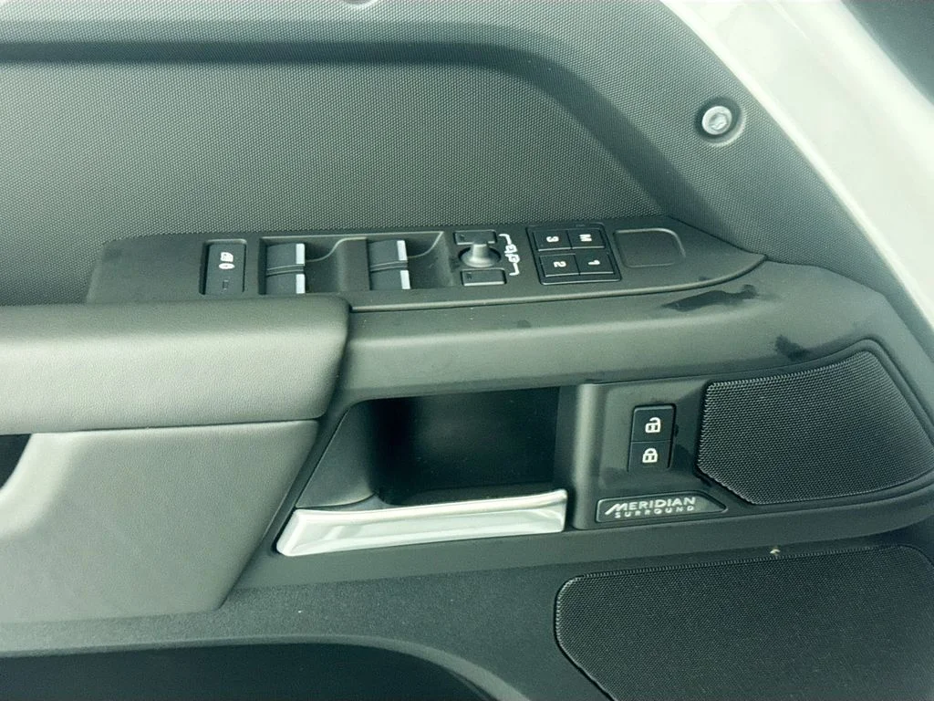 New 2026 Fuji White Land Rover X-Dynamic SE image 16