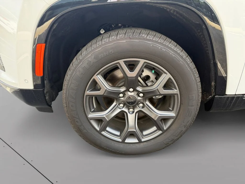 New 2026 Bright White Clear-Coat Exterior Paint Jeep Limited Altitude image 9