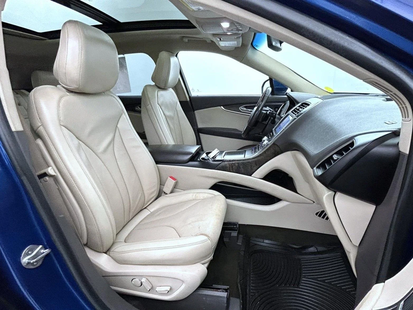 Used 2020 Blue Lincoln Reserve image 15