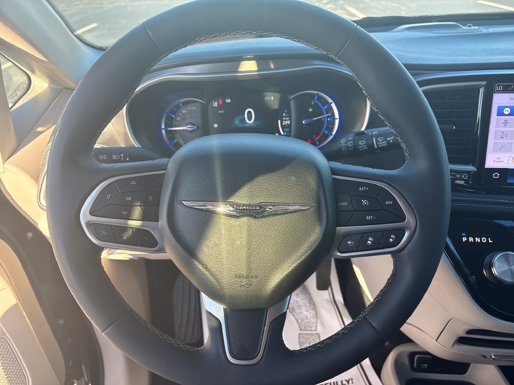 Used 2024 Black Chrysler Select image 15