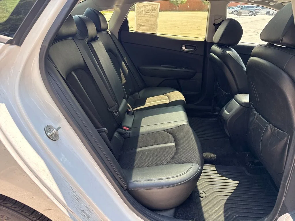 Used 2018 White Kia S image 26