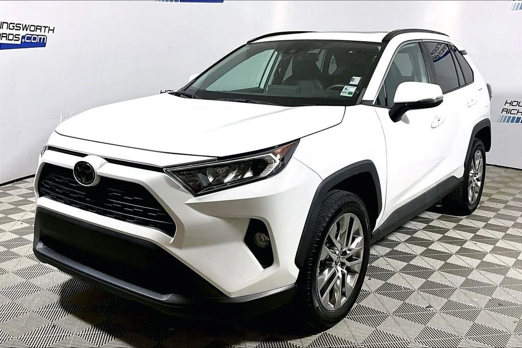Used 2020 White Toyota XLE Premium image 1