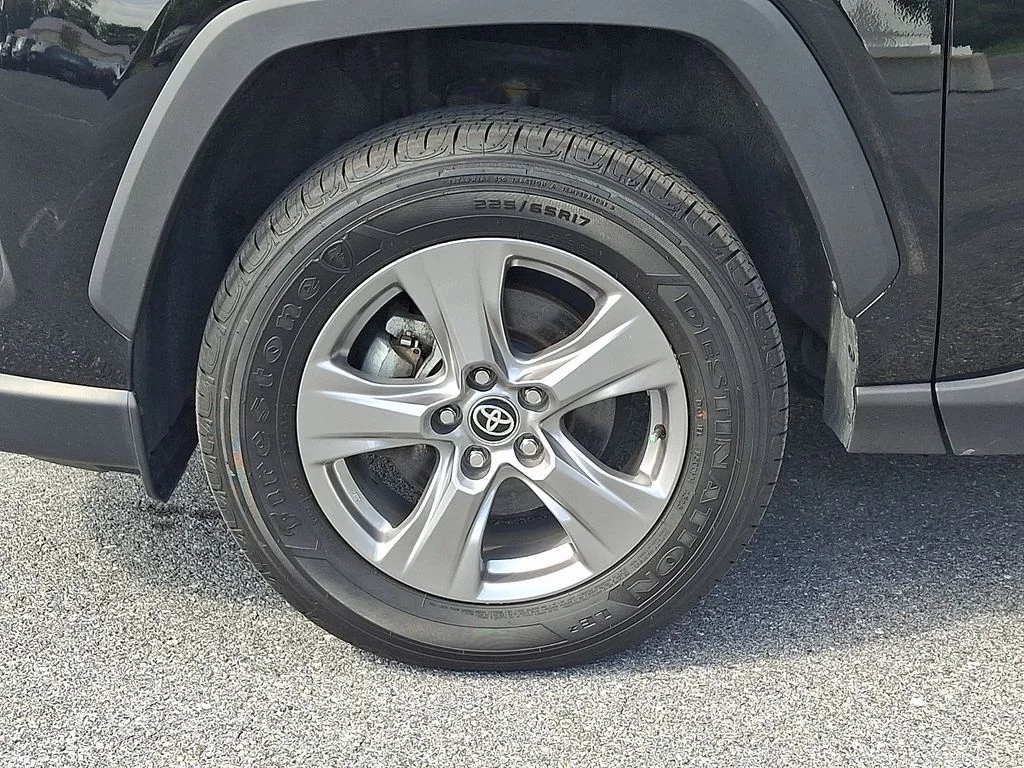 2025 Toyota RAV4 XLE - Photo 8