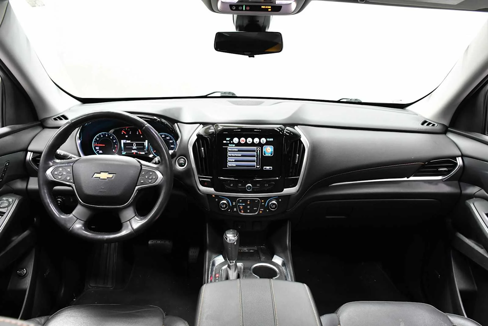 Used 2019 Iridescent Pearl Tricoat Chevrolet Premier image 17